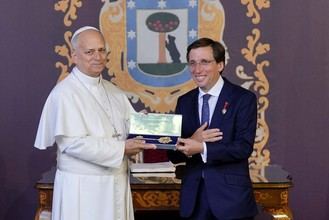 Almeida entrega la Llave de Oro de Madrid al papa León XIV en Cibeles