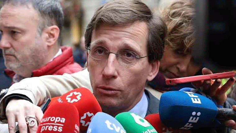 Almeida dice que se reunirá 'lo antes posible' con Aena pero exige un censo, sin él Lucena solo 'busca una foto'