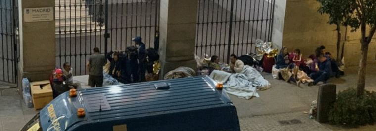 Almeida acusa a Sánchez de dejar dormir a los refugiados en la calle