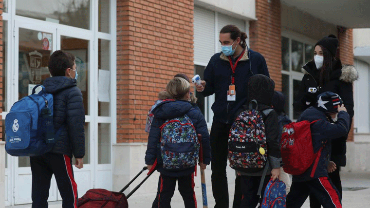 30.000 alumnos madrileños en cuarentena y 2.800 profesores contagiados