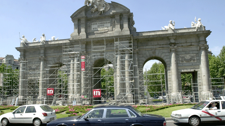 La Puerta de Alcalá desaparece bajo una lona hasta septiembre para trabajos de conservación