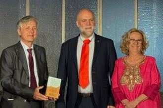 Ángel Álvaro Sánchez recibe premio por su trabajo en comunicaciones cuánticas en Madrid