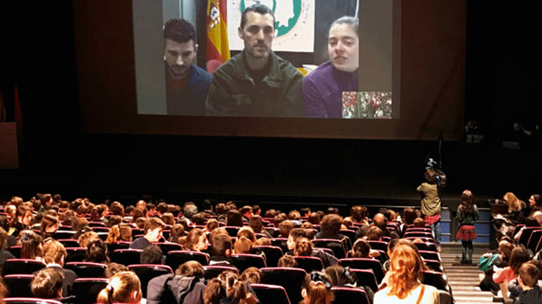 Alumnos de colegios de la localidad concectan en directo con La Antartida