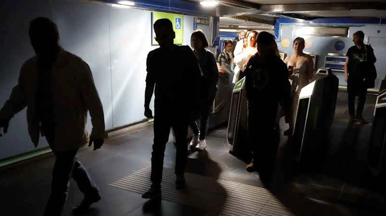 230 trenes de Metro parados, 44 en túneles y 150.000 pasajeros desalojados durante el apagón