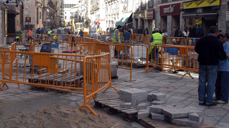 Arrancan los trabajos para reparar los microagujeros del pavimentos de Arenal y Montera