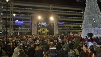 El encendido del árbol de 13.5 metros da inicio a la Navidad
