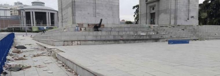 Arco de la Victoria, un basurero en ruinas de latas, botellas y sllas