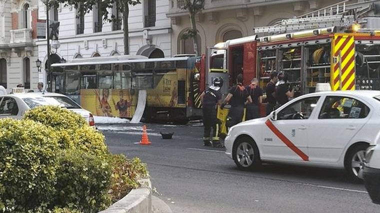 Arde un autobús de la EMT en la calle Velázquez, sus pasajeros han sido evacuados