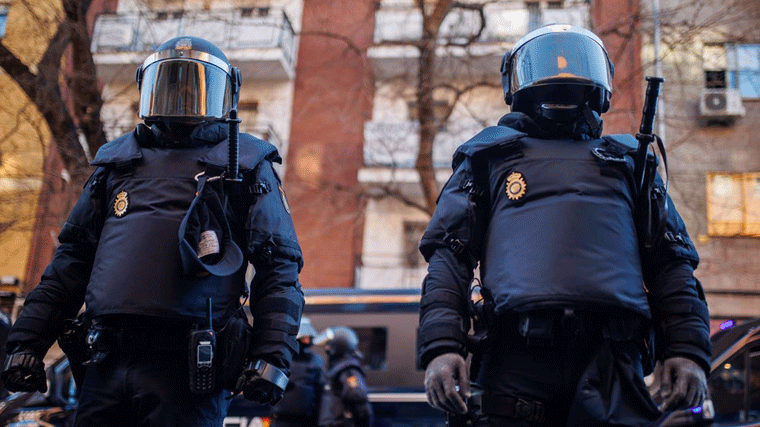 Seleccionan al jurado que enjuiciará a los policías del ariete para entrar a un piso