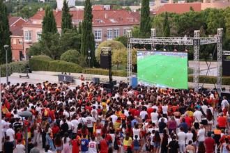 Gran ambiente en la plaza Mayor para animar a España en la final del Mundial