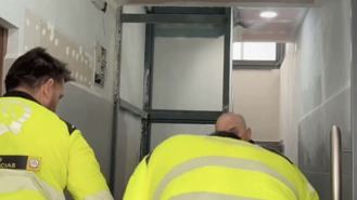 Muere un hombre de 77 años y su mujer de 71 está grave al caer por el hueco del ascensor mientras discutían