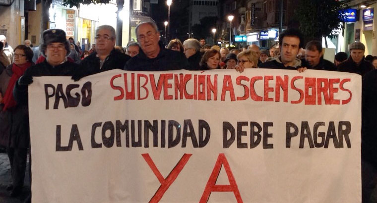 Nueva protesta por el impago de las subvenciones de ascensores