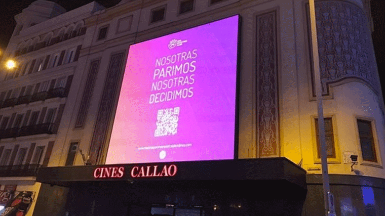 Asociación por gestación subrogada empapelan Madrid con un 'Nosotras parimos...'