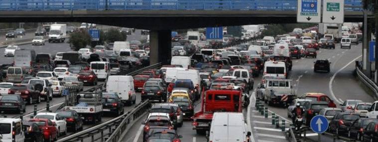 El primer gran atasco: Colapso en todas las carreteras y accesos a Madrid