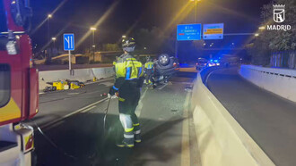 Vuelco en la A1 deja a dos heridos y activa la respuesta de emergencias