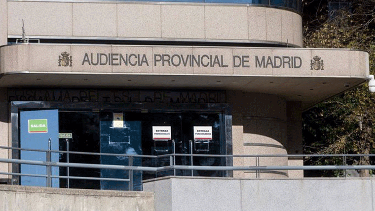Juzgan a un hombre acusado de pintar una cruz esvástica nazi frente a una sinagoga en Chamberí