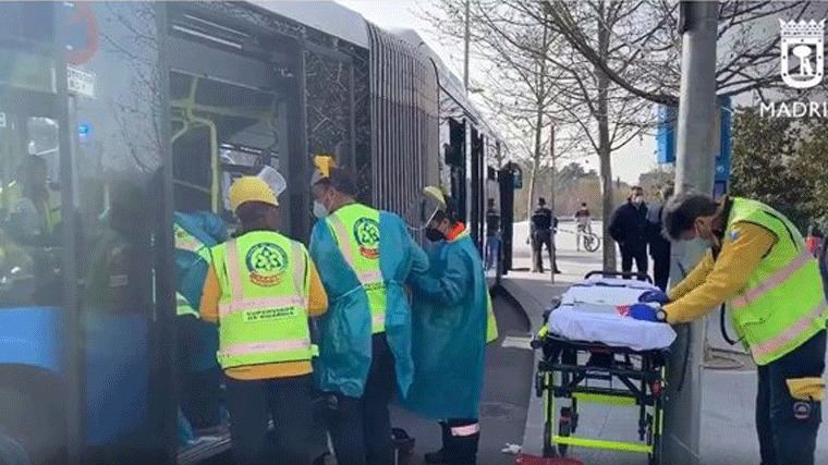 Apuñalada una mujer en un autobús especial de la EMT por un pasajero, ya detenido