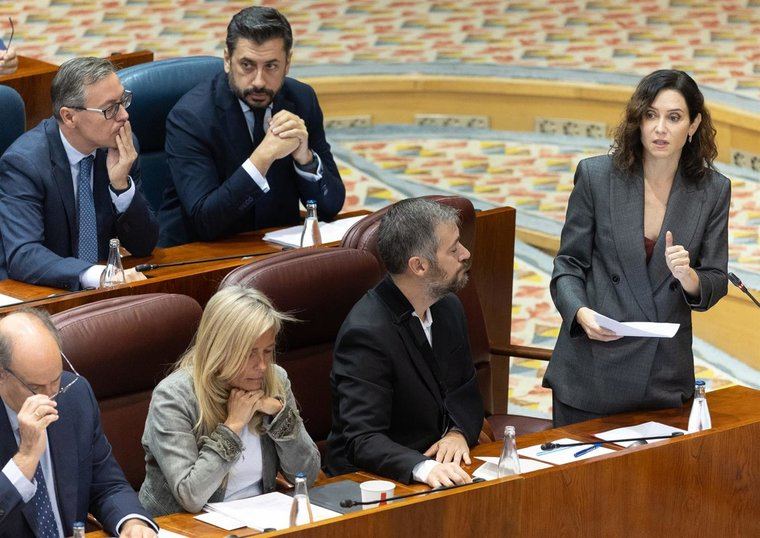 Ayuso acusa a la izquierda de querer para los médicos las 'listas negras' que hace para 'deportistas, artistas y periodistas'