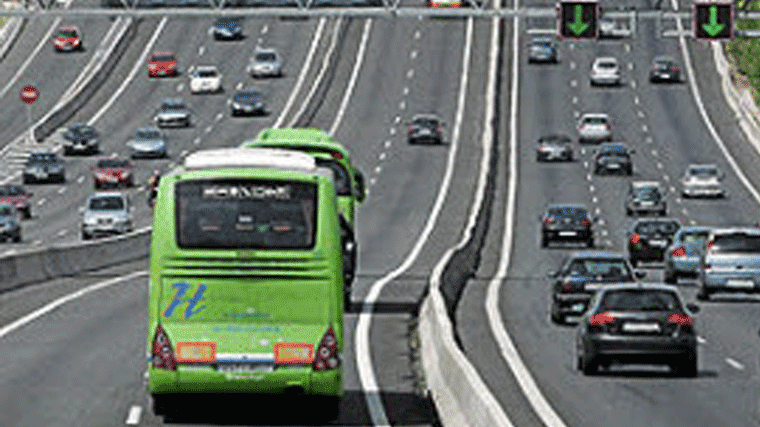 Transportes suprime por seguridad dos paradas de bús de la vía de servicio de la A6