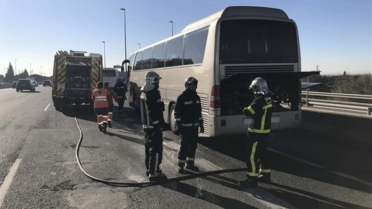 Arde un autobús escolar en la A-6 con 46 niños de 8 años a bordo, todos han salido indemnes