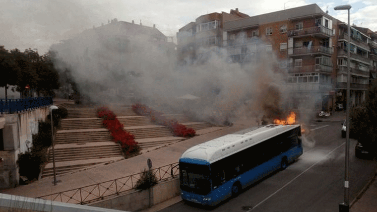 Arde el motor de un bús de la línea 24 de la EMT a su paso por Entevías