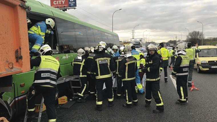 17 heridos en el accidente de un autobús y dos camiones en la A-4