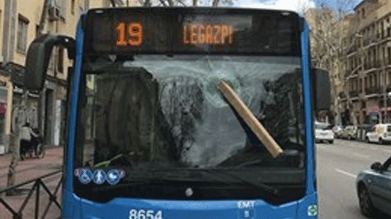 Agreden a un conductor de la EM arrojándoles a la luna del autobús un tablón de madera