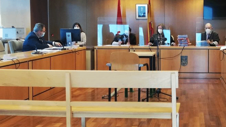 En el banquillo el profesor de la UNED por malversar 68.000 € para viajes familiares