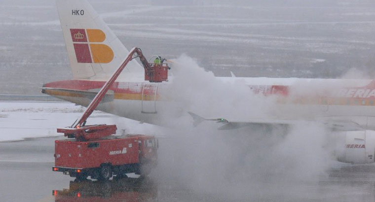 La nieve obliga a 70 aviones a pasar por la plataforma de deshielo en Barajas 