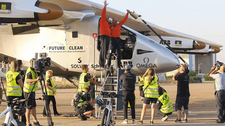 El avión Solar Impulse II aterriza en Sevilla tras 70 horas de vuelo desde Nueva York