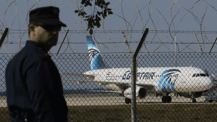 El secuestrador del avión de EgypAir pide hablar con su exmujer