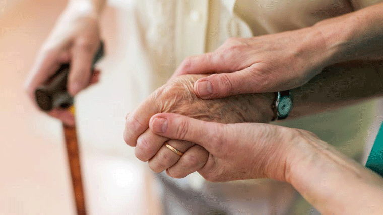 La lista de espera de Ayuda a Domicilio crece un 12% en dos meses, más de 16.800 personas