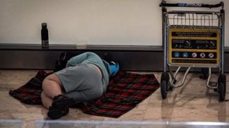 El Ayuntamiento monitoriza a 105 de las 400 personas que pernoctan en Barajas pero pocas aceptan el traslado
