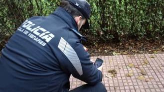 Un agente de Alcalá durante la toma de muestras de heces de mascotas. Ayuntamiento de Alcalá de Henares