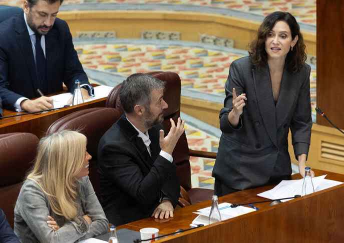 Ayuso se revuelve y espeta al PSOE que coloque una placa en Ferraz que rece 'Aceptamos pago en metálico´
