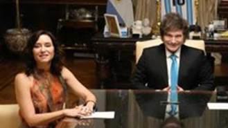 El PSOE registra una batería de preguntas en la Asamblea para saber cómo se pagó el viaje de Ayuso para ver a Milei