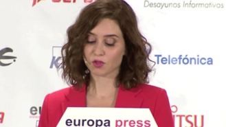 La presidenta madrileña se compromete a dar una plaza en residencias a nuevos grandes dependientes en tres meses