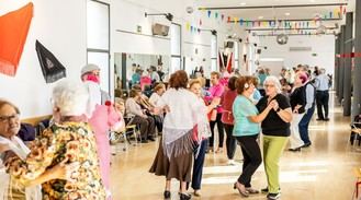 Baile popular con música en directo para mayores todos los domingos de julio