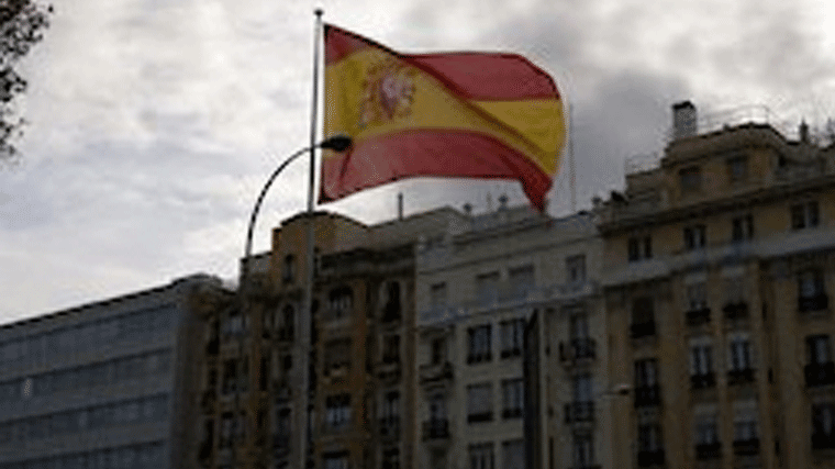 Nueva bandera de España gigante de Almeida, está en la Plaza de Chamberí