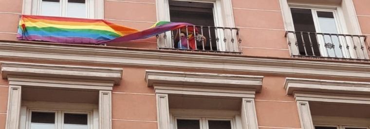 Arranca la guerra de las banderas LGTBI: Comienza su retirada de edificios públicos