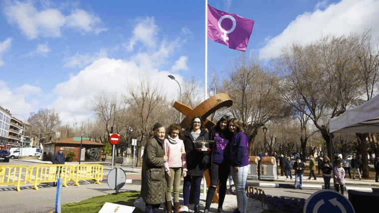 La bandera feminista ondea ya en el Mástil de la Fraternidad del Parque del Ejido