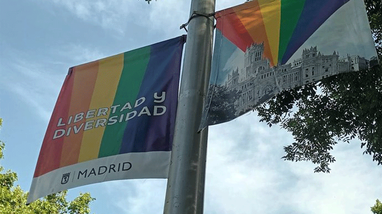 Almeida no desplegará la bandera LGTBI pero iluminará 2.800 metros de fachada y deja 