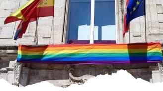 Vox pide por carta a Corpa retirar la bandera LGTBI del Consistorio y éste rechaza 