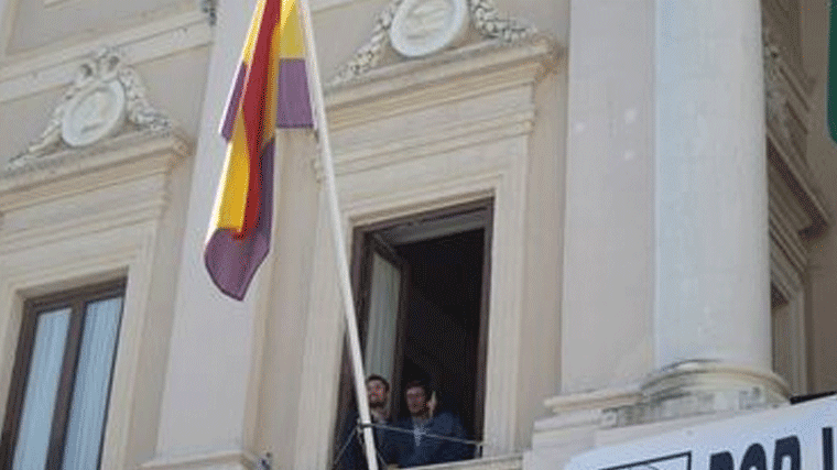 El Ayuntamiento de Cádiz repone la bandera republicana después de aparecer cortada