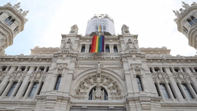 Más Madrid exige a Almeida que coloque la bandera LGTBI en Cibeles