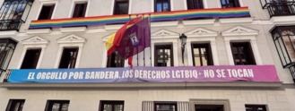 Almeida zanja la guerra de las banderas LGTBI: Los grupos pueden colocarlas en los balcones de sus despachos