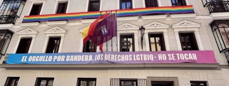 Almeida zanja la guerra de las banderas LGTBI: Los grupos pueden colocarlas en los balcones de sus despachos
