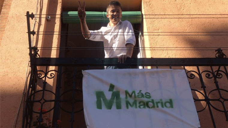 Las banderolas de Mas Madrid para los balcones se agotan, 'desbordados' por las peticiones