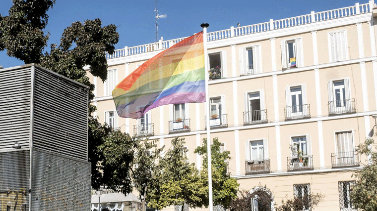 La bandera arcoiris y el monumento a víctimas de LGTBfobia serán permanentes en la plaza Zerolo