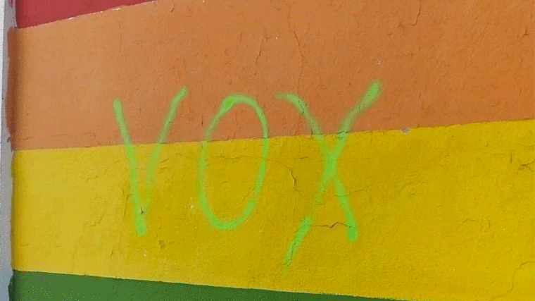 Amanece con una inscripción de Vox un mural municipal con la bandera LGTB